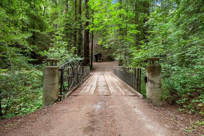 Building Photo - 975 Logan Creek Rd