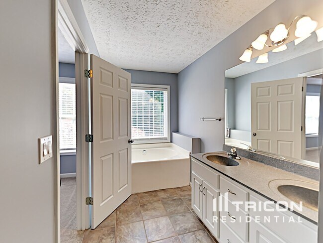 Building Photo - 2051 Meadowglen Ln