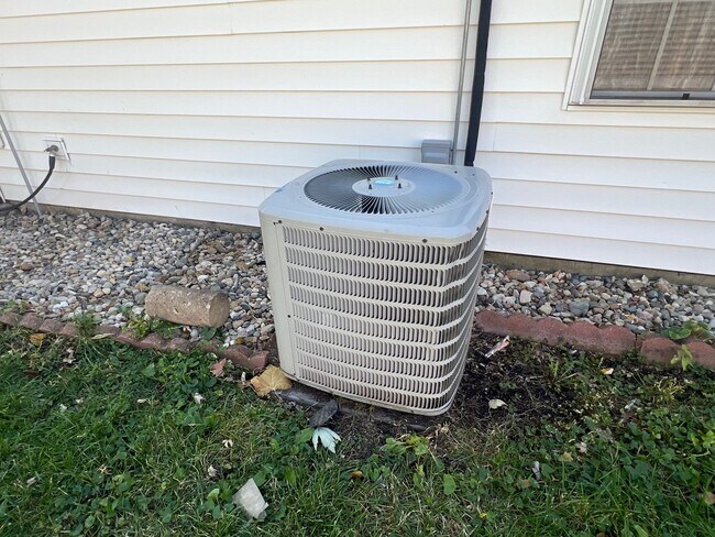 Building Photo - 3 Bedroom home with Fenced Yard - Available November