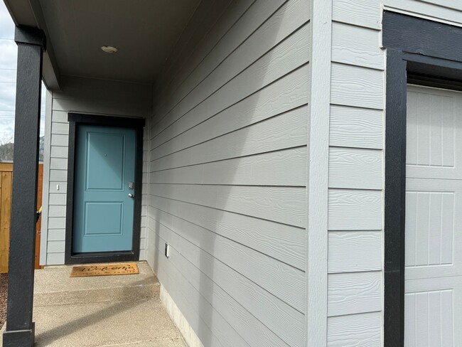 Building Photo - 4 bedroom 2.5 bathroom almost-new house in...