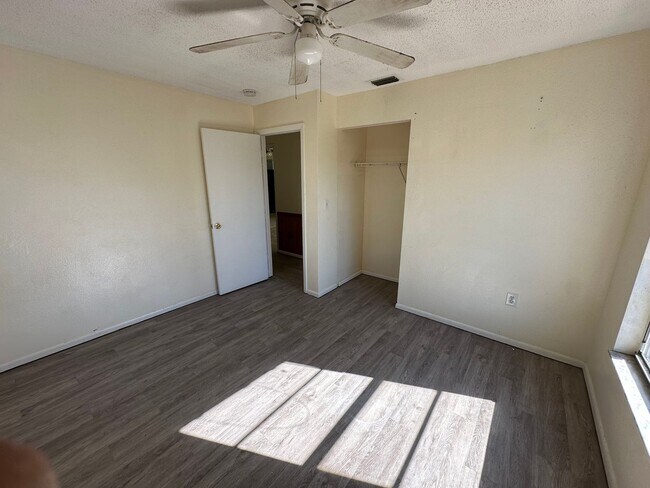 Building Photo - Spacious 4-Bed Pool Home in Gulf Gate East - Available Now!