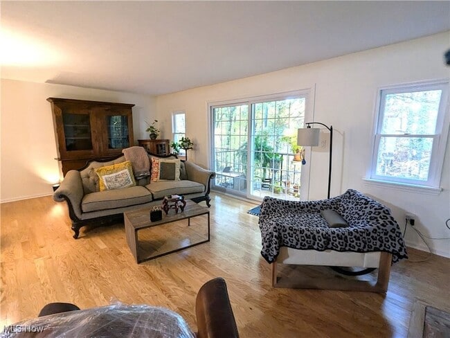 Building Photo - 14 E Carriage Dr