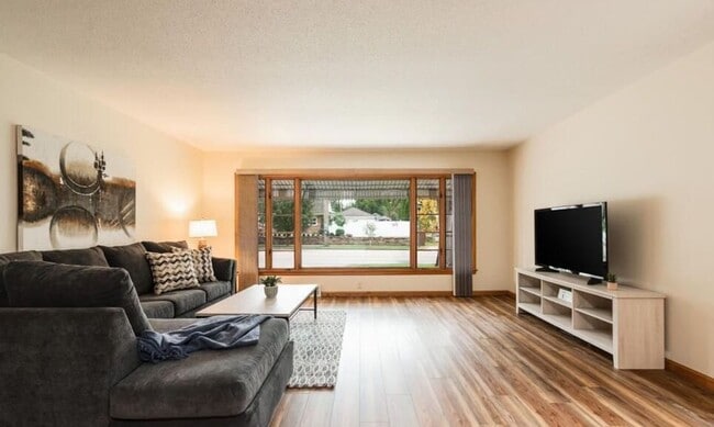 Building Photo - Spacious 4 bedroom 2 bathroom stand alone pet friendly home, with attached garage