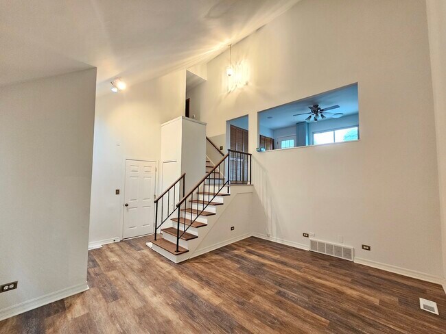 Building Photo - 571 White Birch Rd