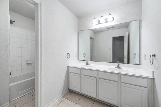 Building Photo - 2032 Creek Shore Ln