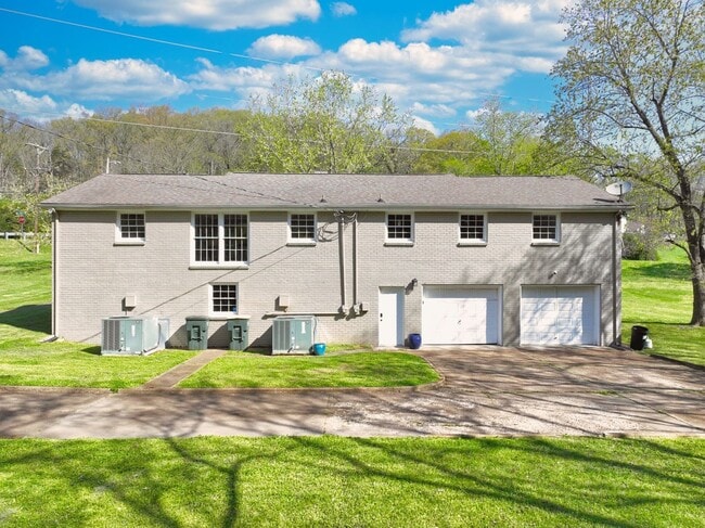 Building Photo - **FURNISHED ONE-SIDE-OF-A-DUPLEX HOME WITH BASEMENT STORAGE MINUTES FROM NASHVILLE WEST AND DOWNT...