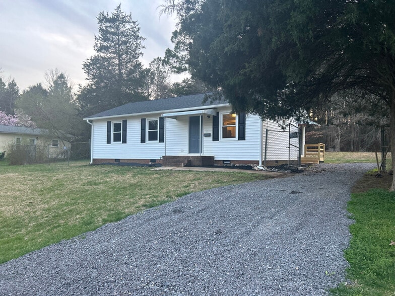 Building Photo - 442 Riverdale Rd