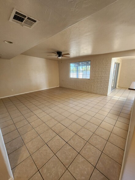Building Photo - 6841 E Stella Rd