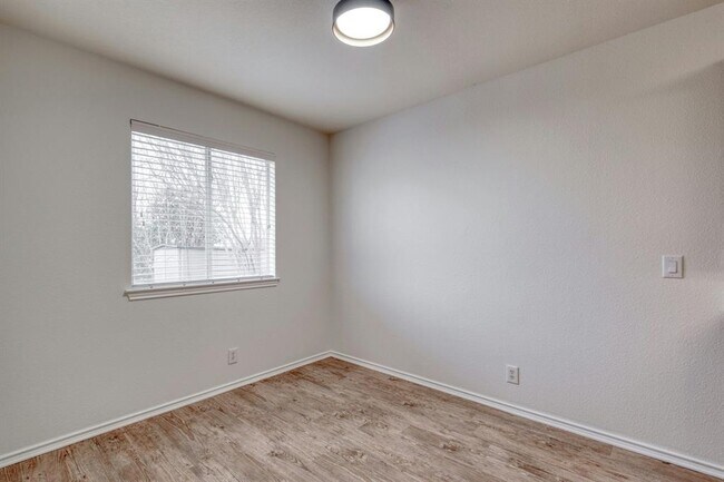 Building Photo - 104 Pinnacle Dr