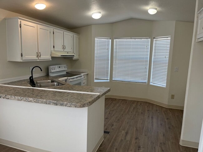 Building Photo - ***2 BEDROOM/1 BATH - CORNER LOT - CORDES LAKES***