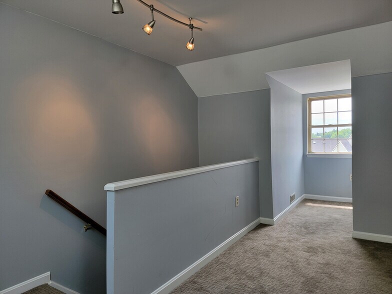 Building Photo - 358 Meetinghouse Ln