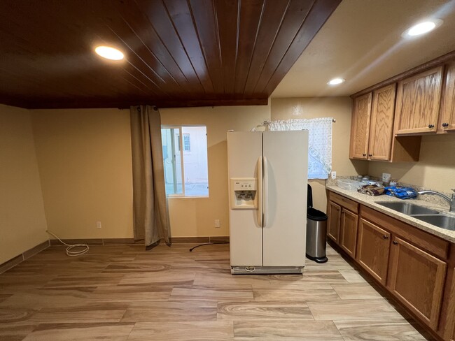 Full Kitchen / Living Room - 2849 Flower St