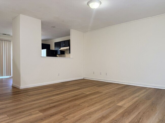 Building Photo - Don’t Miss Out on this 3/2.5 home