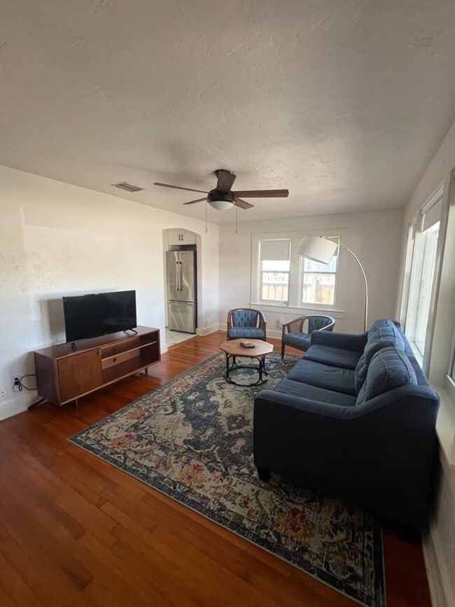 Building Photo - HOUSING VOUCHER ACCEPTED: 2-Bedroom Home in Prime St. Pete Location! FURNISHED OR UNFURNISHED. MI...