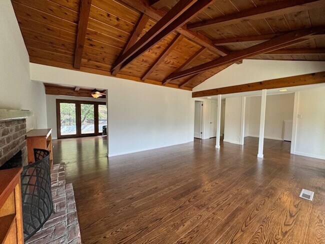 Building Photo - Wonderful 2 story home in Orinda