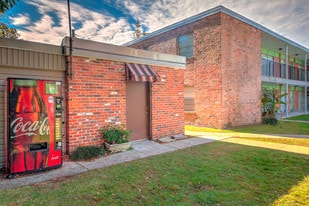 Building Photo - Country Club Apartments