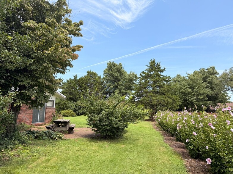 Building Photo - 2205 Country Club Dr