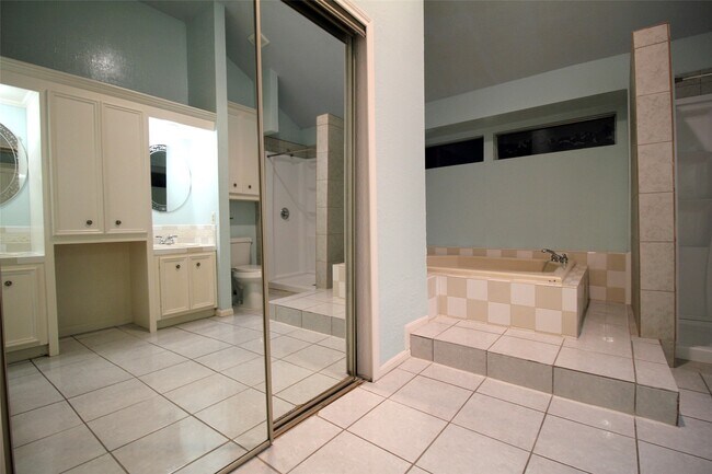 Building Photo - 15614 Barbarossa Dr