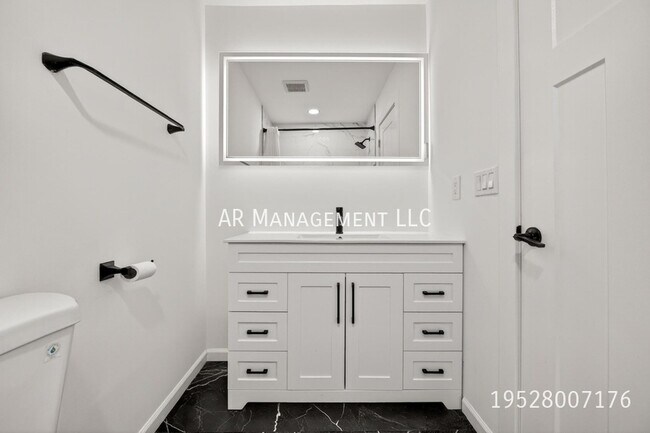 Building Photo - 10920 Oak Knoll Terrace N