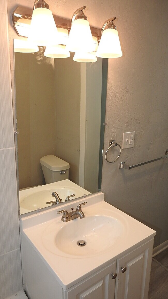 Building Photo - Adorable 2 bedrooms and 1 bath home located on N Main St in Independence