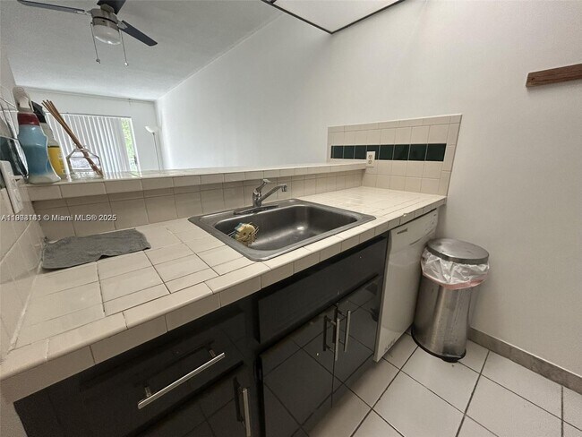 Building Photo - 1225 NE 124th St