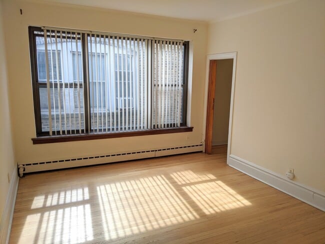 Building Photo - 1405 W Jarvis Ave