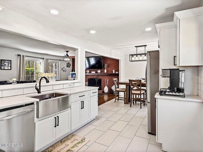 Building Photo - Charming & Cozy Ranch with Spacious Backya...