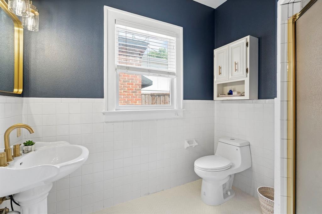 Building Photo - Room in Apartment on Lakeshore Dr