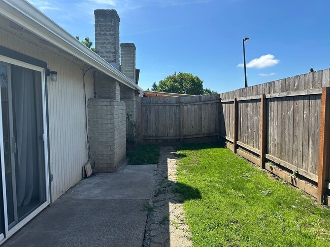 Building Photo - Updated 2 bed 1 bath dulpex in Springfield!