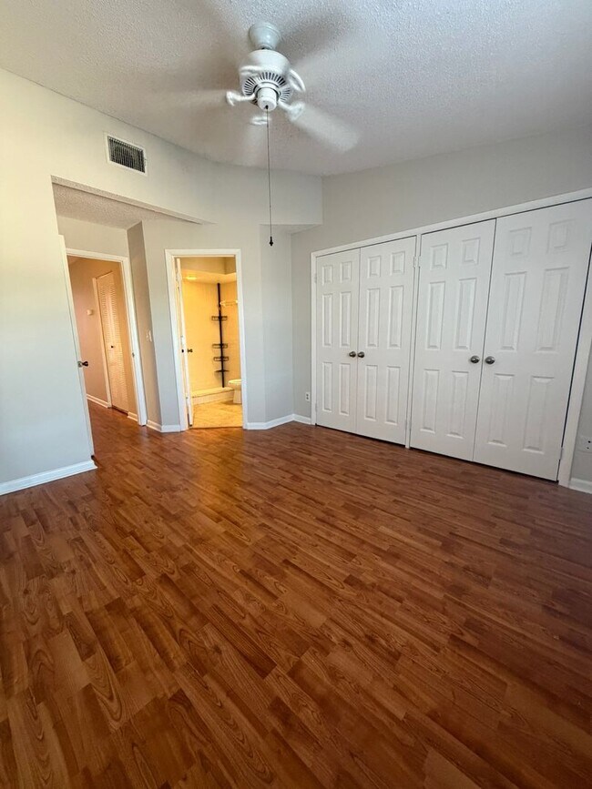 Building Photo - Townhouse in Countryside