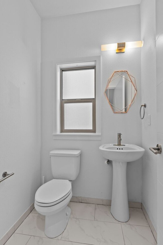Building Photo - 3bd/1.5ba Seattle Townhouse