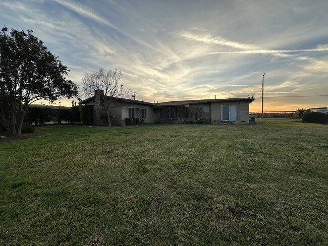 Building Photo - 13051 Baker Ave