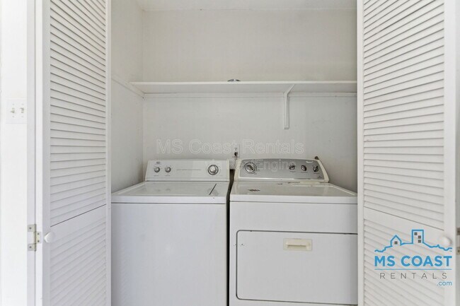 Building Photo - 167 Daisy St