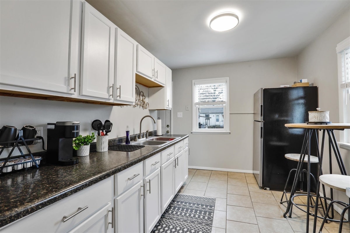 Fully equipped kitchen with all new stainless appliances! - 903 N Gregory St