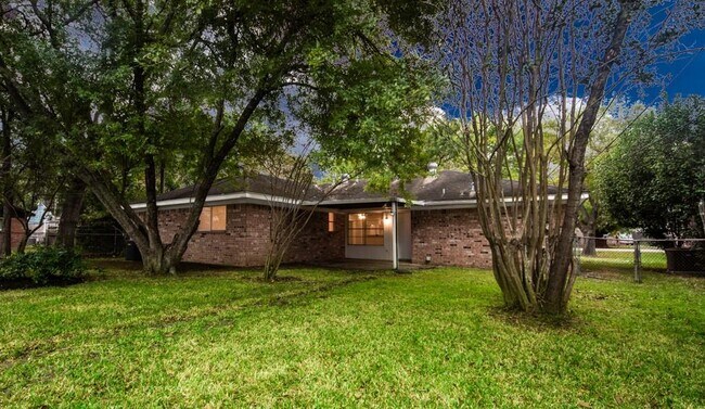 Building Photo - 2110 Wycliffe Dr