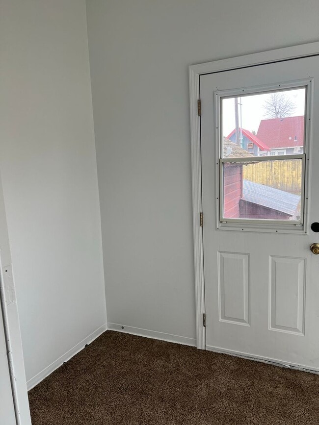 Building Photo - 2 bedrooms with bonus room!