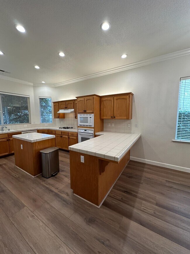 Building Photo - 7026 N Warren Ave