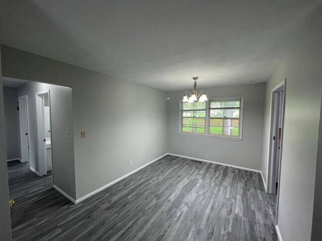 Building Photo - Beautiful 3 bedroom 1.5 bath waiting for you to call home .