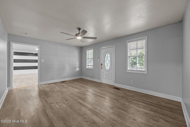 Building Photo - Spacious updated home in Jax - Pet Friendly - Great Location