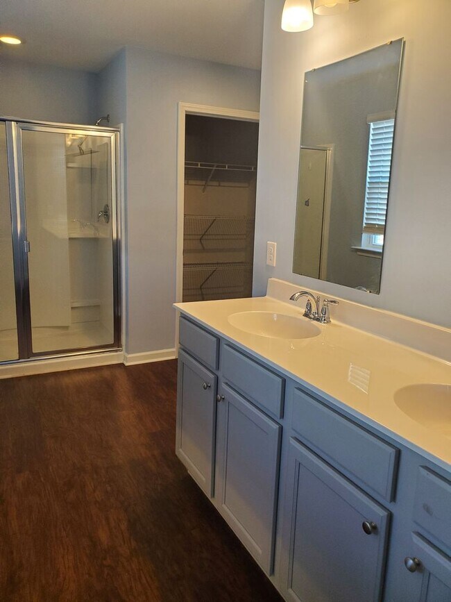 Building Photo - **Available mid January** 4 Bedroom with B...
