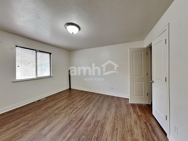 Building Photo - 1698 E Ridgefield Rd