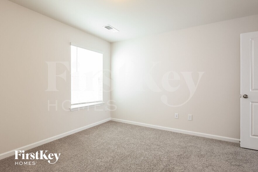 Building Photo - 525 Hillpark Ln