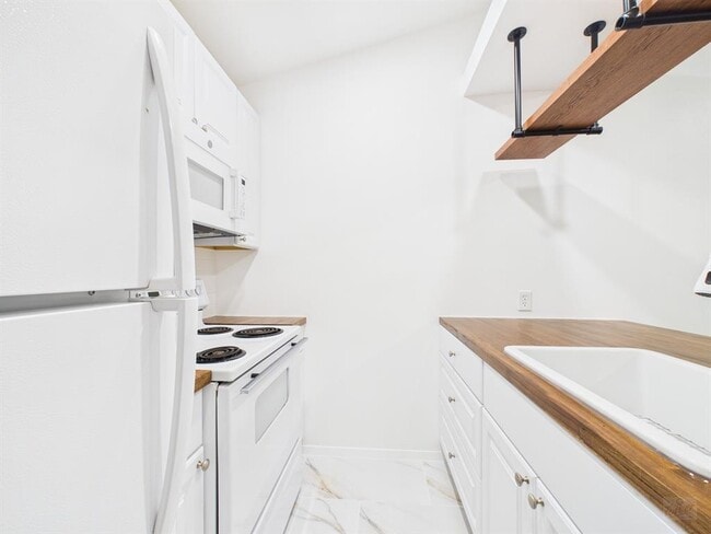 Building Photo - 1305 Hollow Creek Dr