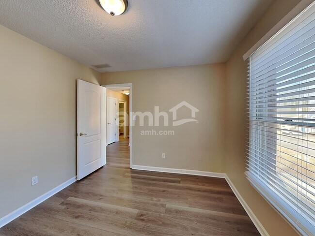 Building Photo - 285 Thornbush Ln