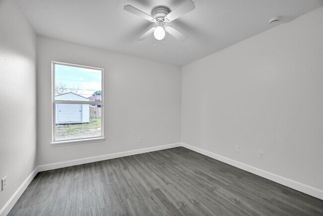 Building Photo - 726 SW Bond Rd