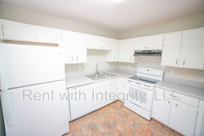 Building Photo - 1100 Greentree Ct