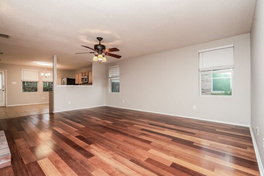Building Photo - 1901 Lariat Dr