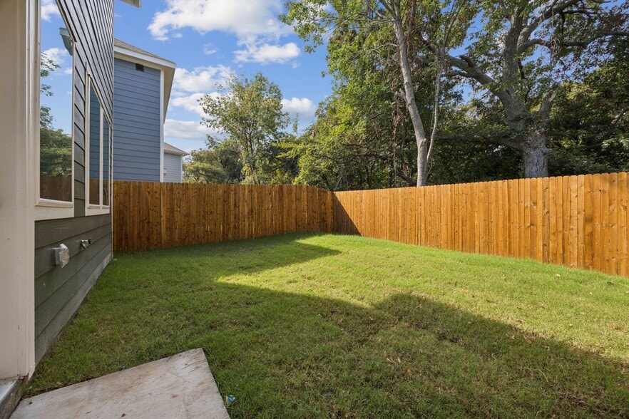 Building Photo - 7020 Vining Dr