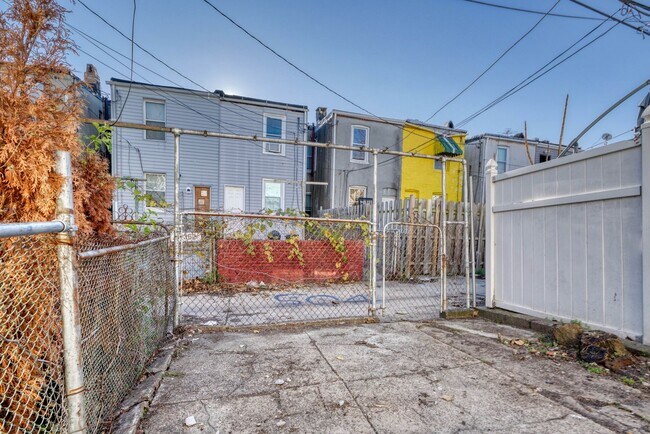 Building Photo - 1343 Sargeant St