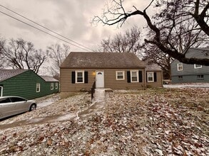 Building Photo - 809 NE Maple Dr